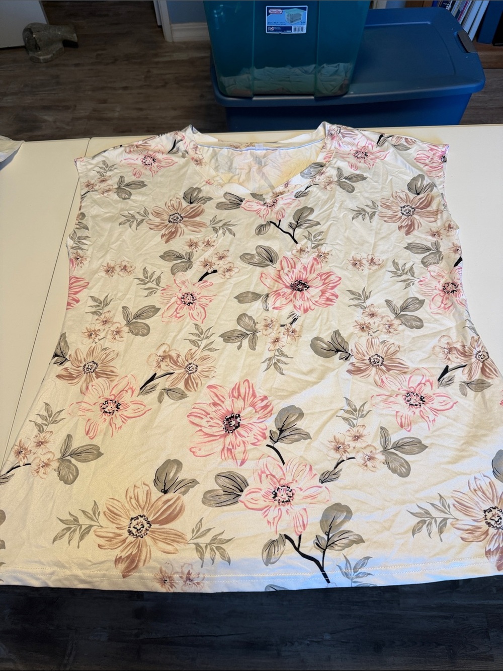 Floral V-Neck Short Sleeve Tee in Cream and Pink